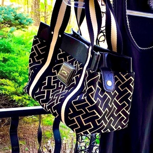 TOMMY HILFIGER AMERICAN CLASSIC SMALL SATCHEL - Picture 2 of 13